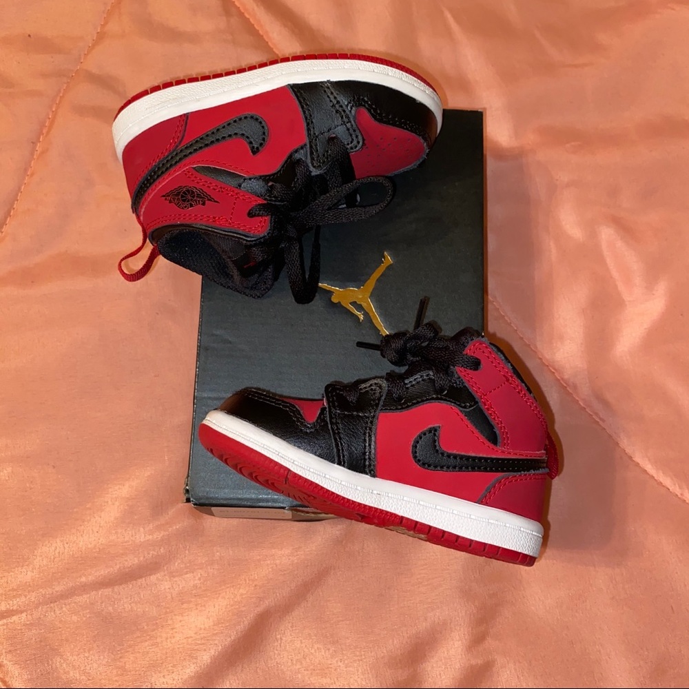 Toddler Jordan dunks